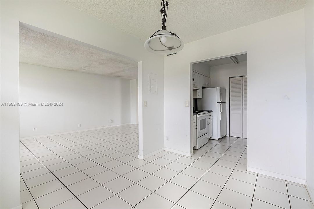 Active With Contract: $1,500 (1 beds, 1 baths, 768 Square Feet)