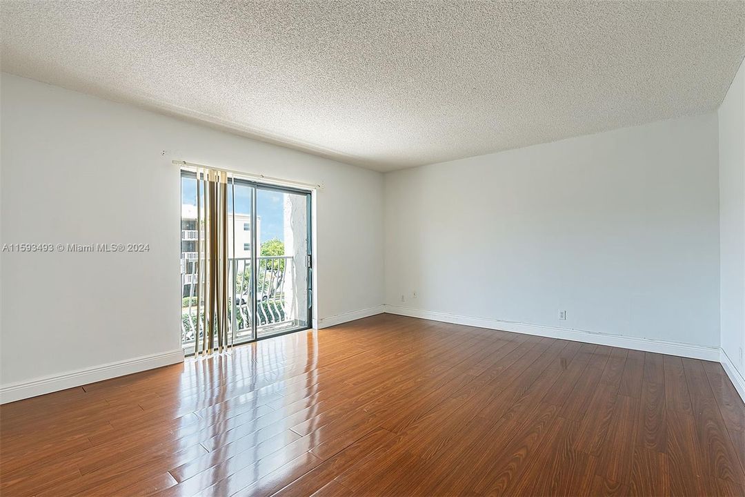 Active With Contract: $1,500 (1 beds, 1 baths, 768 Square Feet)