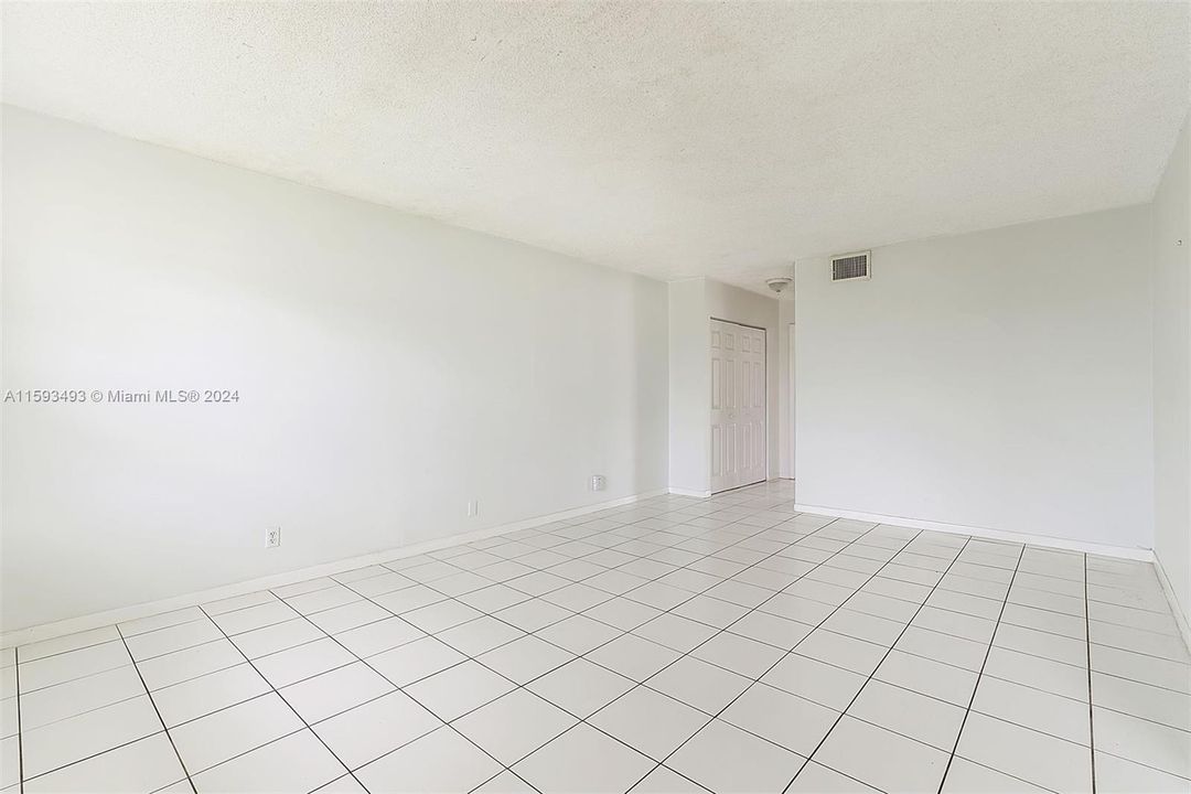 Active With Contract: $1,500 (1 beds, 1 baths, 768 Square Feet)