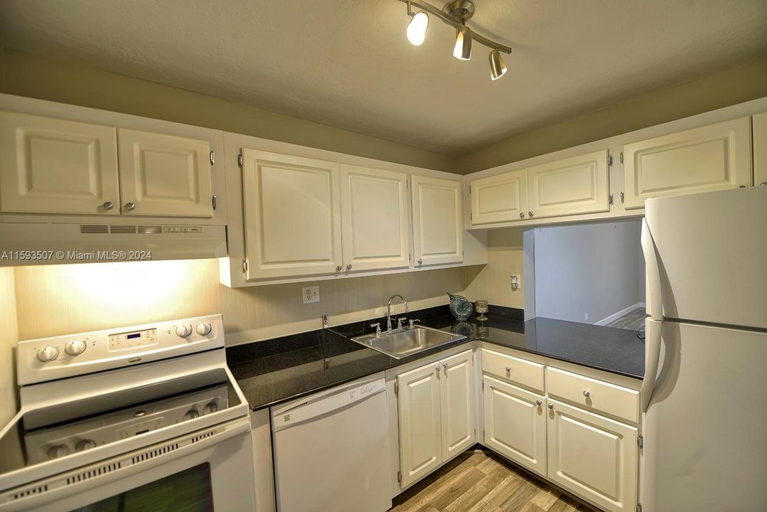 Active With Contract: $1,675 (1 beds, 1 baths, 750 Square Feet)