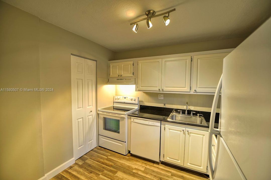 Active With Contract: $1,675 (1 beds, 1 baths, 750 Square Feet)