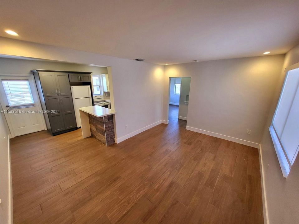 Active With Contract: $2,200 (2 beds, 1 baths, 680 Square Feet)