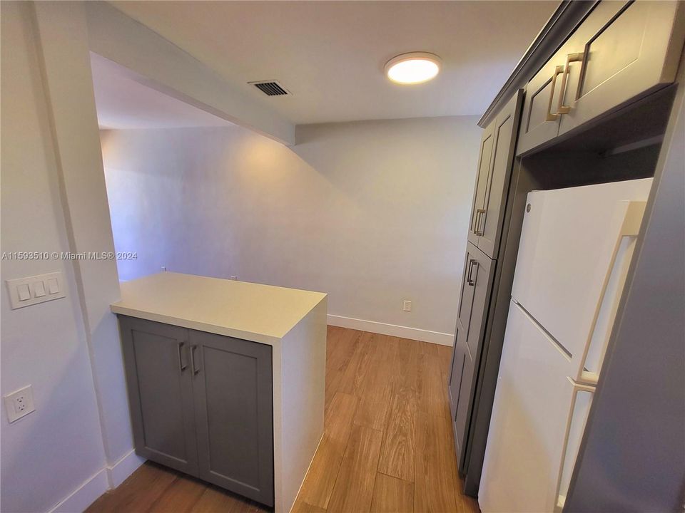 Active With Contract: $2,200 (2 beds, 1 baths, 680 Square Feet)