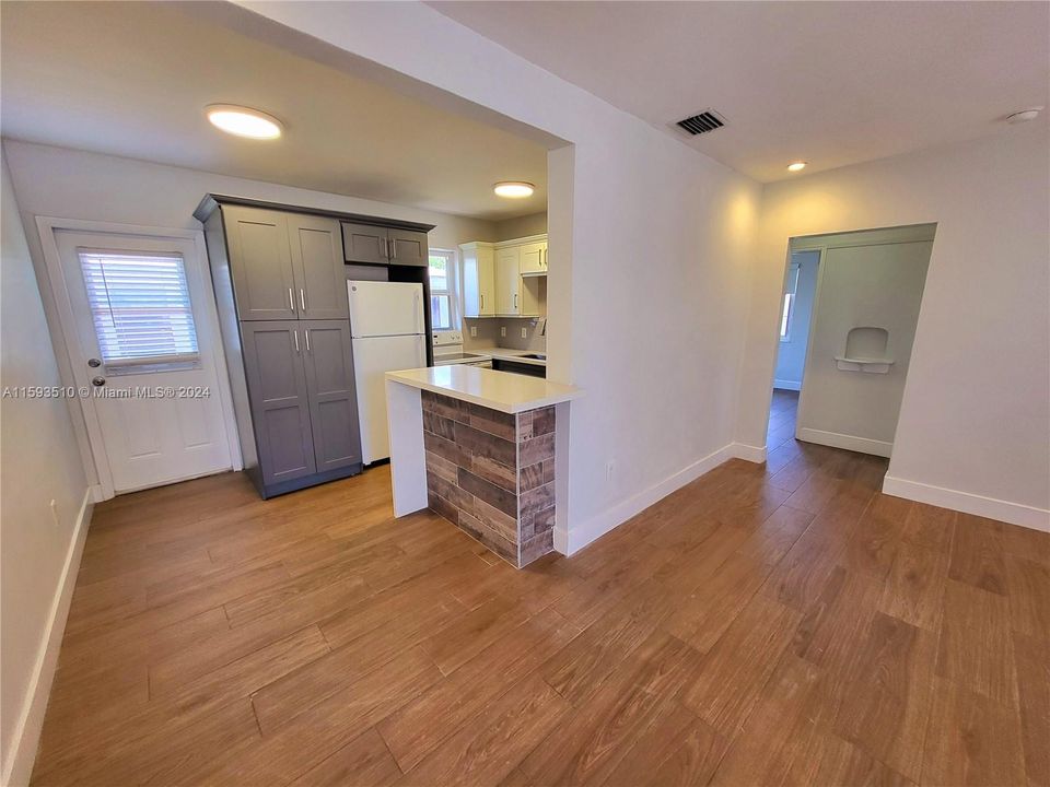 Active With Contract: $2,200 (2 beds, 1 baths, 680 Square Feet)