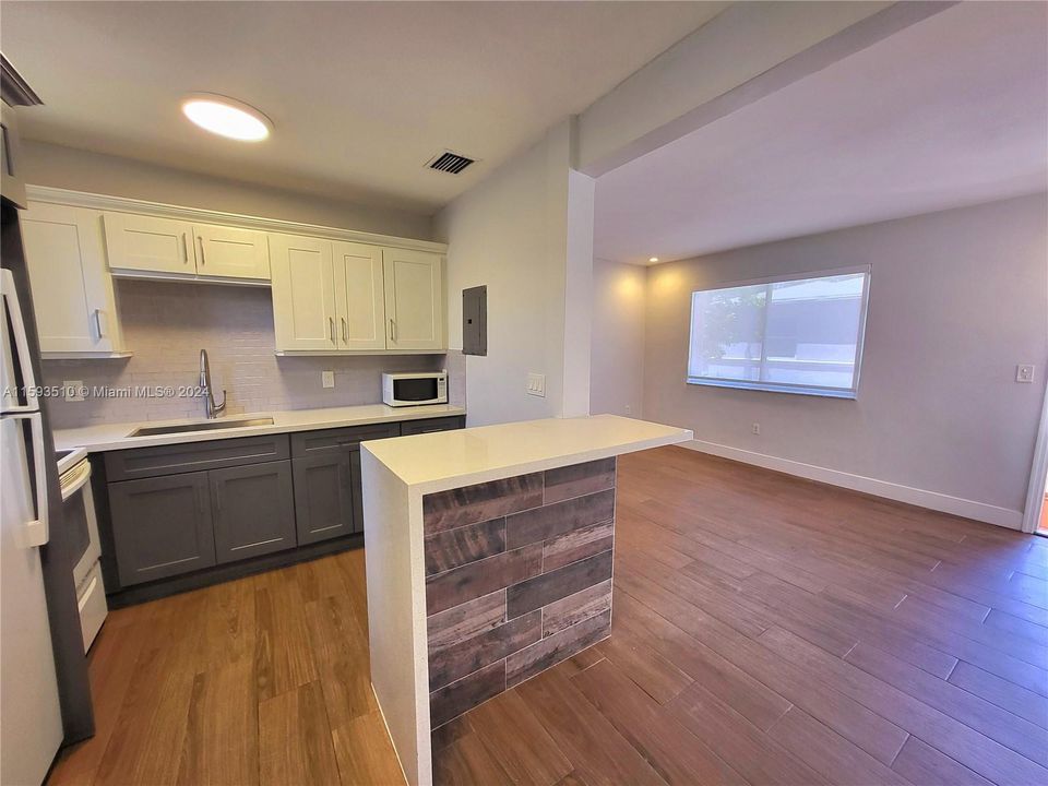 Active With Contract: $2,200 (2 beds, 1 baths, 680 Square Feet)