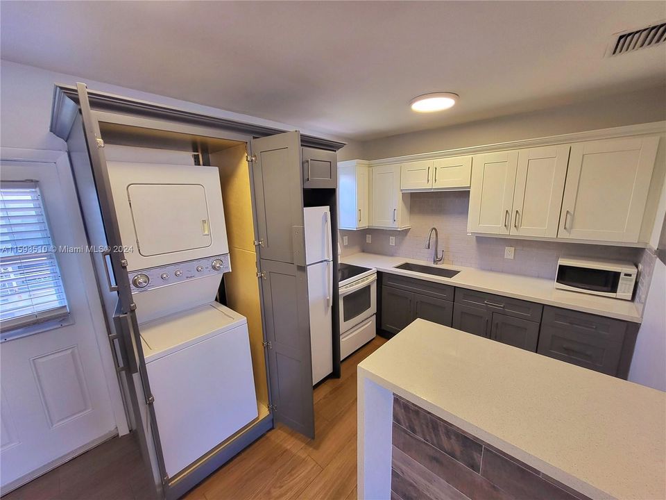 Active With Contract: $2,200 (2 beds, 1 baths, 680 Square Feet)