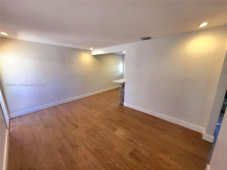 Active With Contract: $2,200 (2 beds, 1 baths, 680 Square Feet)