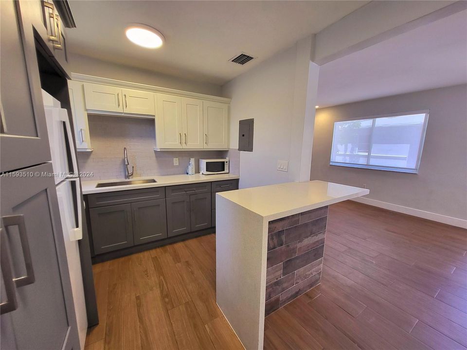 Active With Contract: $2,200 (2 beds, 1 baths, 680 Square Feet)