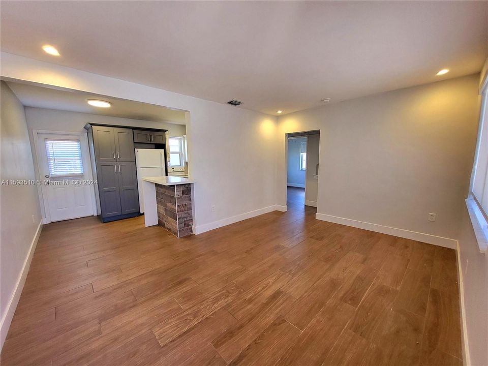 Active With Contract: $2,200 (2 beds, 1 baths, 680 Square Feet)