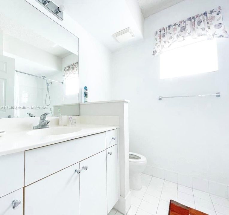 Active With Contract: $3,500 (3 beds, 2 baths, 1353 Square Feet)