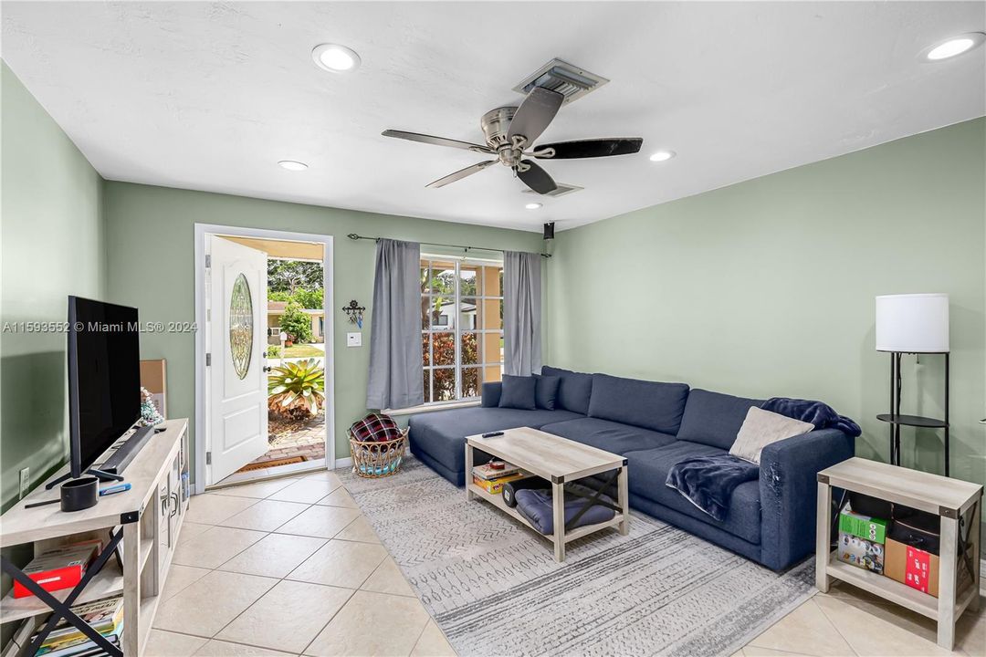 Recently Sold: $450,000 (3 beds, 2 baths, 1169 Square Feet)