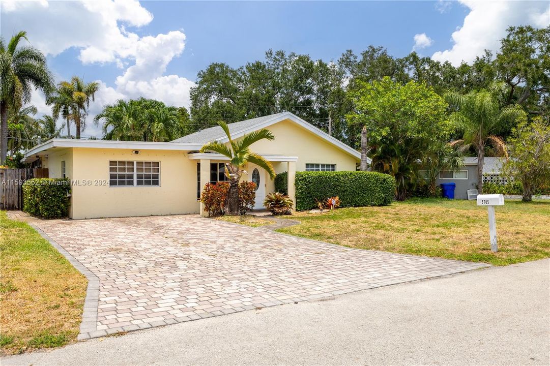 Recently Sold: $450,000 (3 beds, 2 baths, 1169 Square Feet)