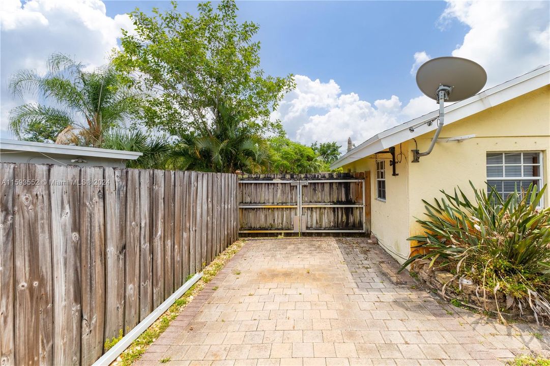 Recently Sold: $450,000 (3 beds, 2 baths, 1169 Square Feet)