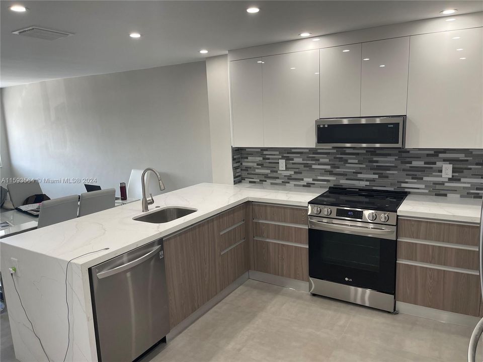 Active With Contract: $2,700 (3 beds, 2 baths, 0 Square Feet)