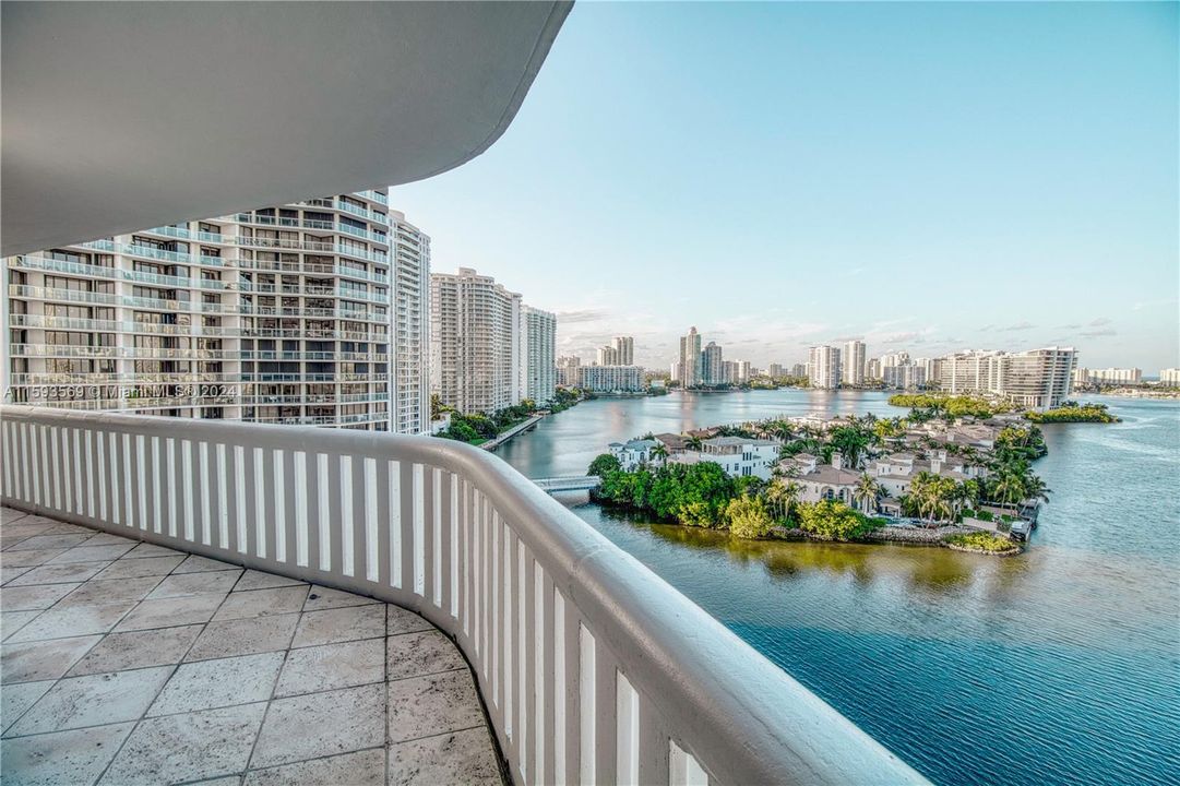 Recently Sold: $800,000 (2 beds, 2 baths, 2154 Square Feet)