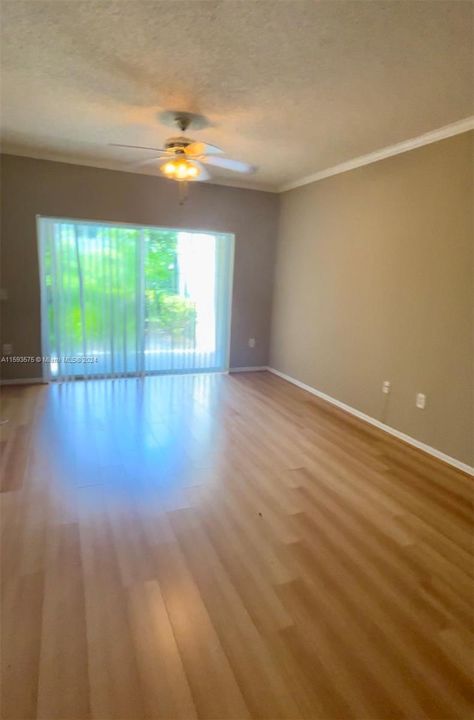 For Rent: $2,300 (2 beds, 1 baths, 933 Square Feet)