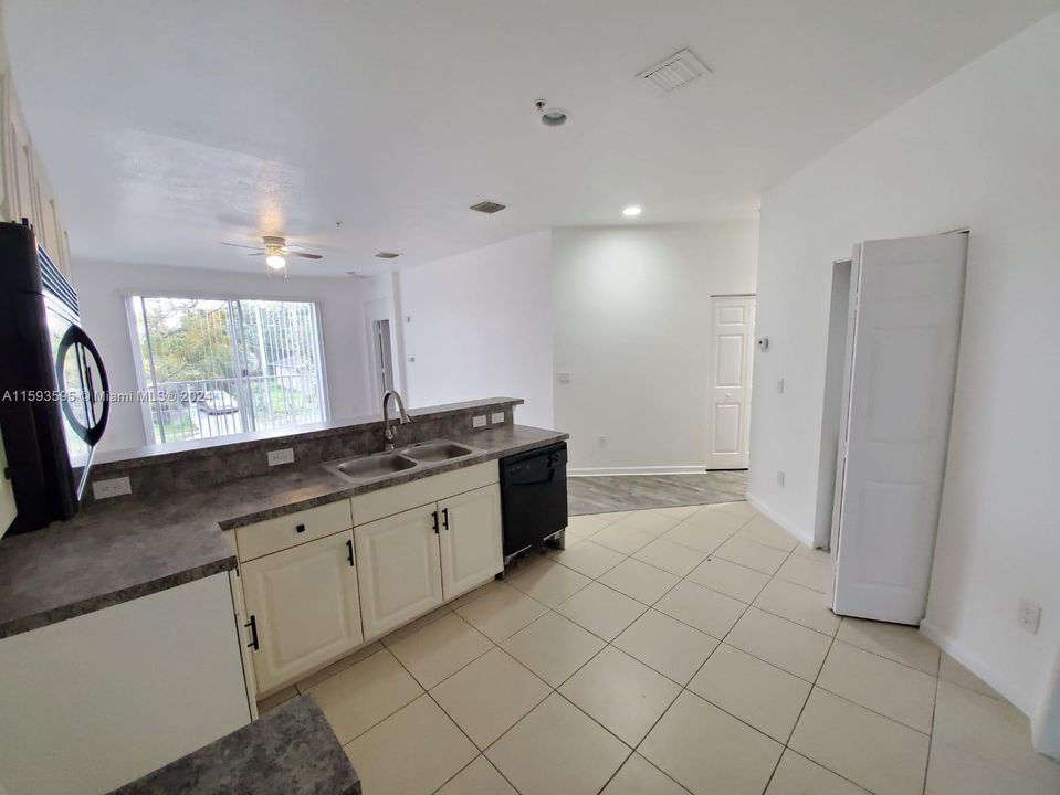 For Sale: $250,000 (3 beds, 2 baths, 1044 Square Feet)