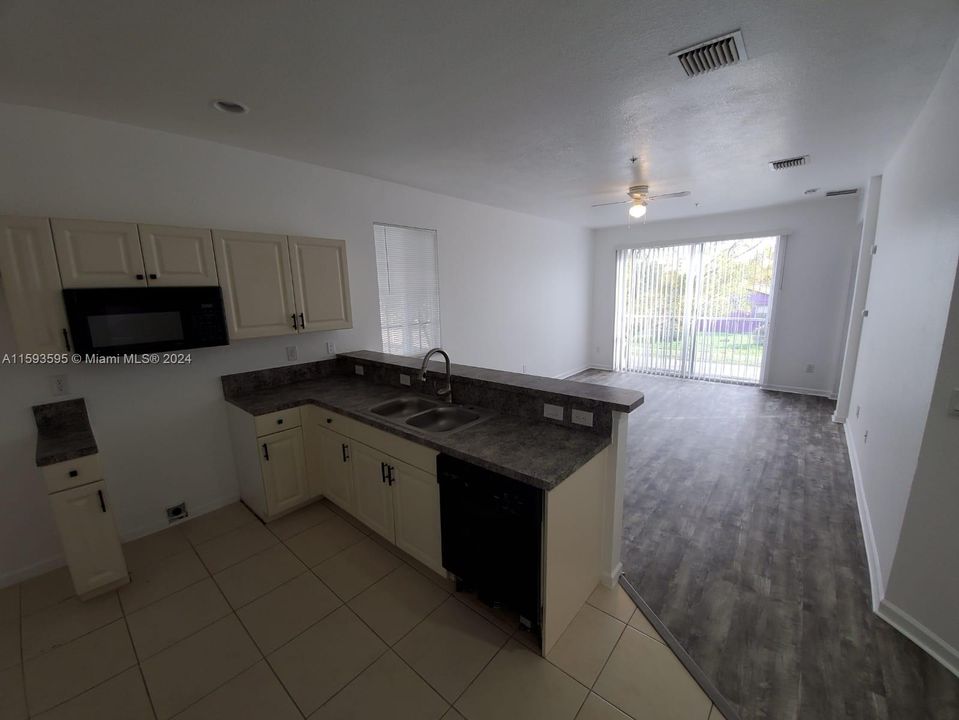 For Sale: $270,000 (3 beds, 2 baths, 1044 Square Feet)