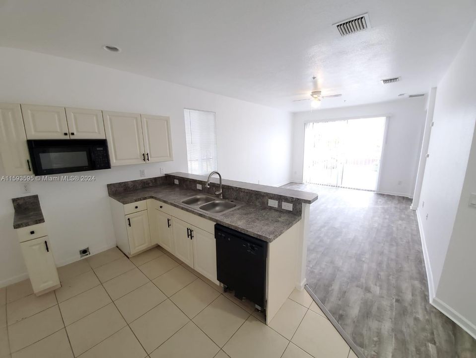 For Sale: $250,000 (3 beds, 2 baths, 1044 Square Feet)