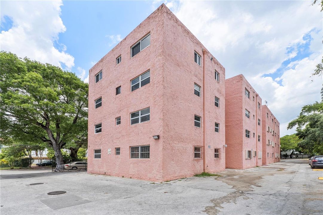 For Sale: $239,000 (2 beds, 1 baths, 748 Square Feet)