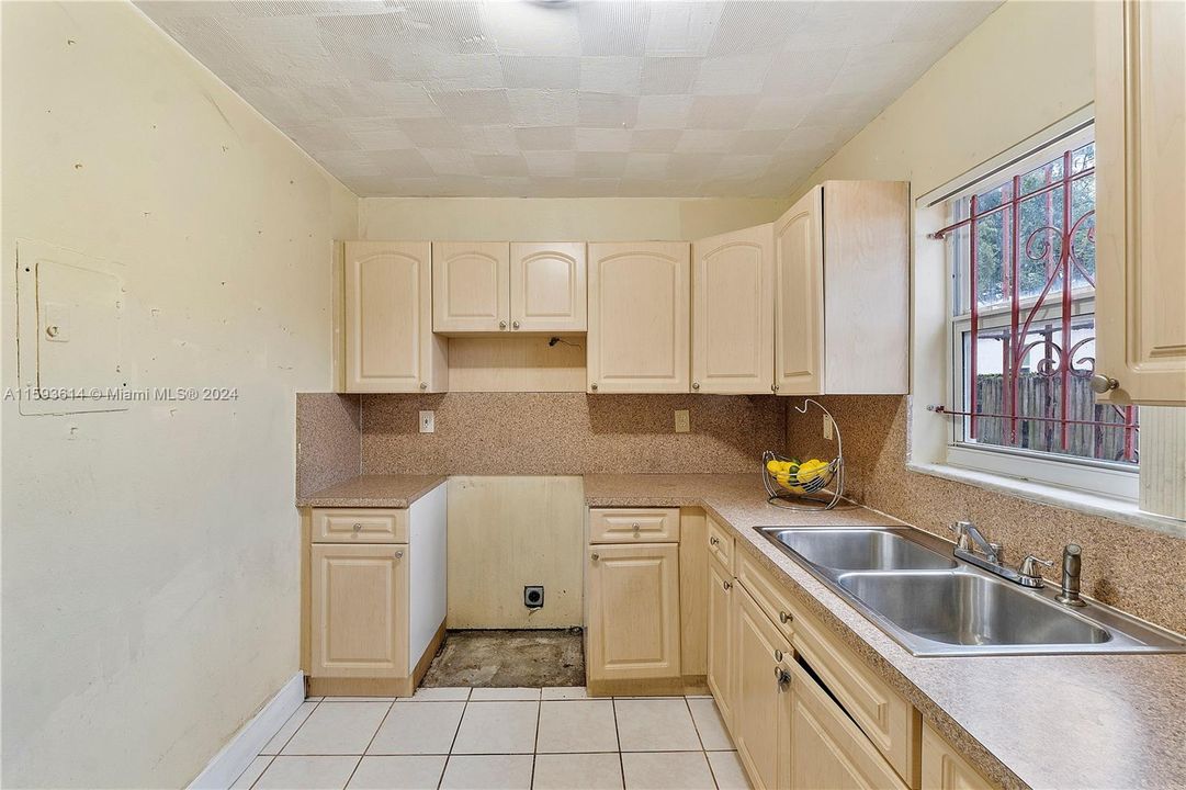 For Sale: $239,000 (2 beds, 1 baths, 748 Square Feet)