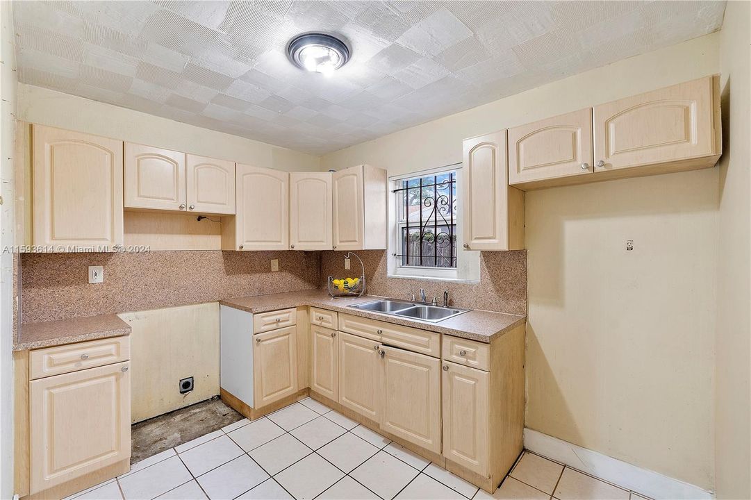 For Sale: $239,000 (2 beds, 1 baths, 748 Square Feet)