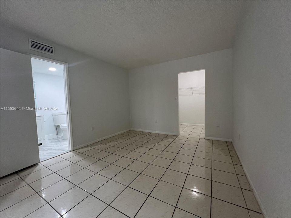 Active With Contract: $2,300 (2 beds, 1 baths, 874 Square Feet)