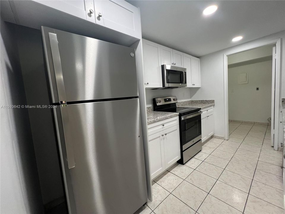 Active With Contract: $2,300 (2 beds, 1 baths, 874 Square Feet)
