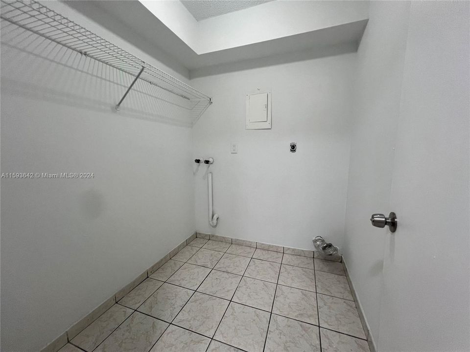 Active With Contract: $2,300 (2 beds, 1 baths, 874 Square Feet)