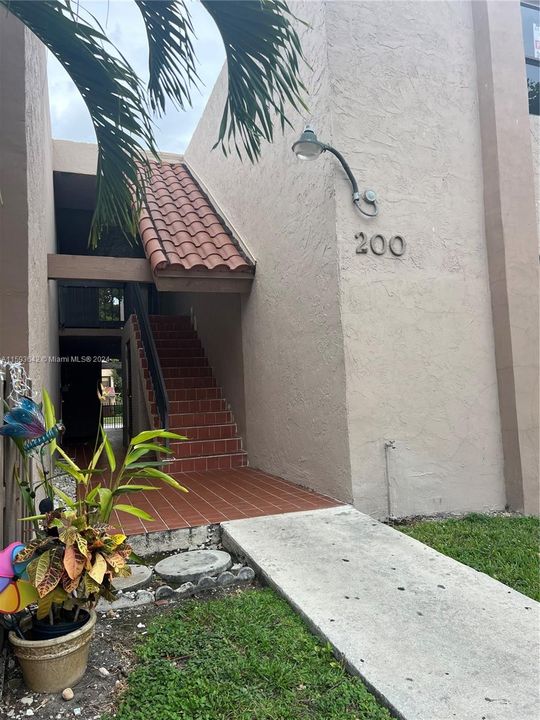 Active With Contract: $2,300 (2 beds, 1 baths, 874 Square Feet)