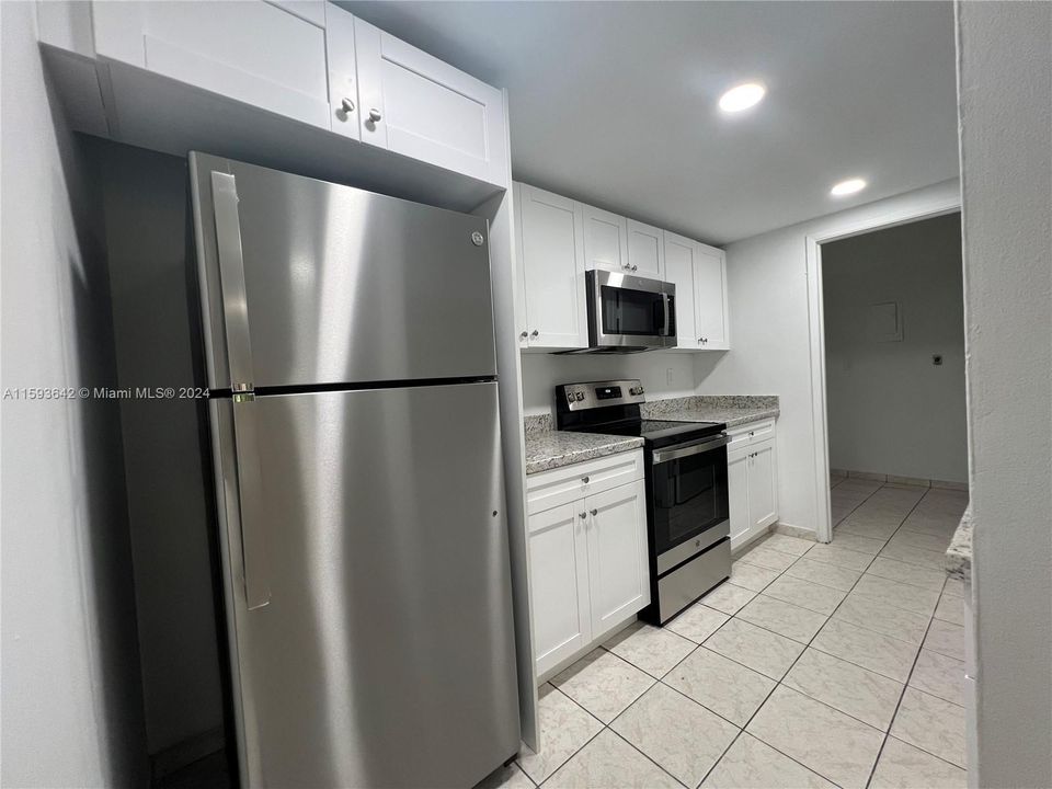 Active With Contract: $2,300 (2 beds, 1 baths, 874 Square Feet)