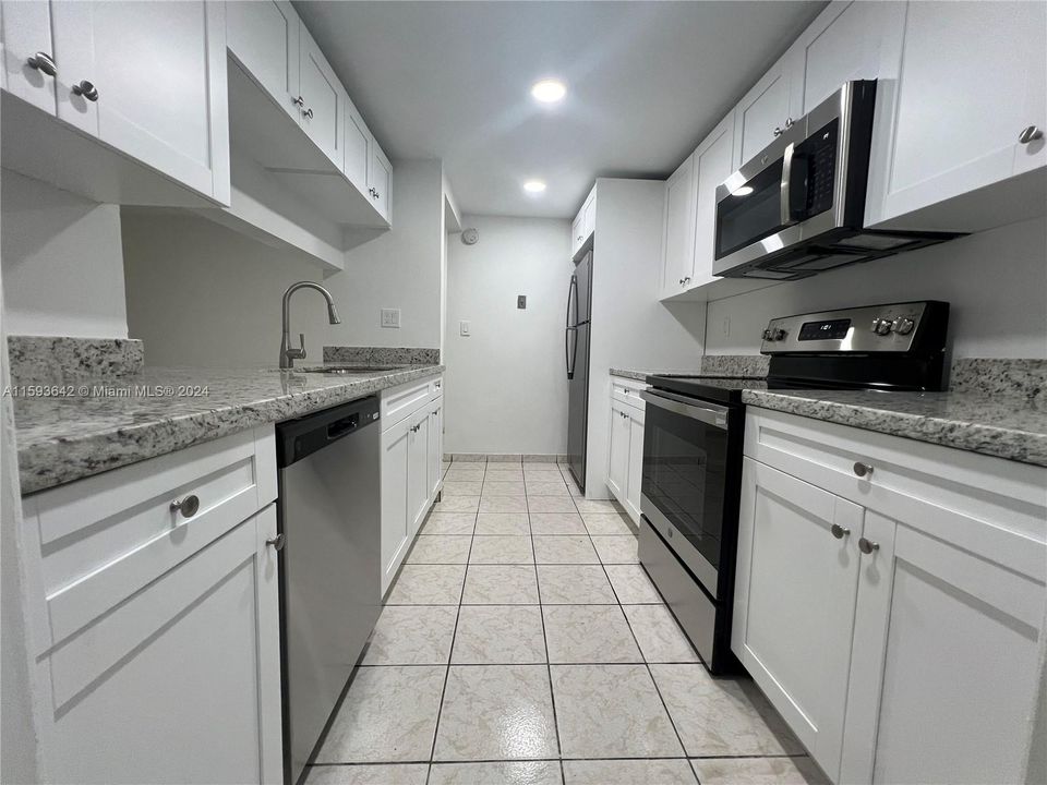 Active With Contract: $2,300 (2 beds, 1 baths, 874 Square Feet)