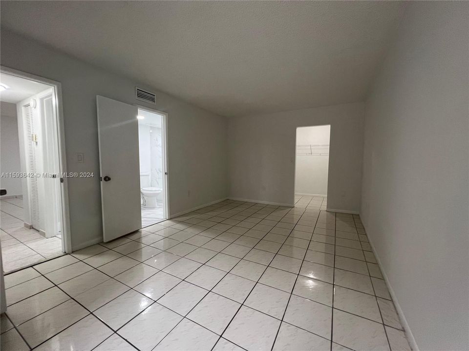 Active With Contract: $2,300 (2 beds, 1 baths, 874 Square Feet)