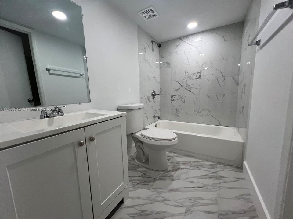 Active With Contract: $2,300 (2 beds, 1 baths, 874 Square Feet)