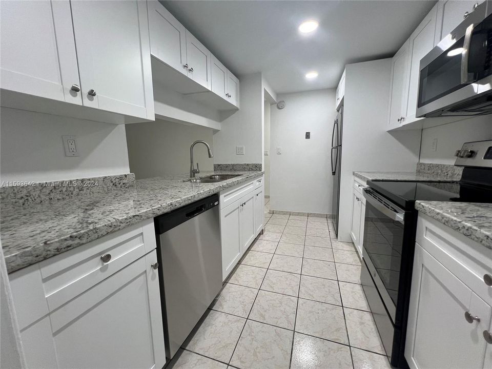 Active With Contract: $2,300 (2 beds, 1 baths, 874 Square Feet)