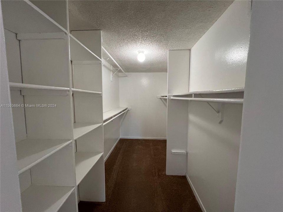 Recently Rented: $1,800 (1 beds, 1 baths, 870 Square Feet)