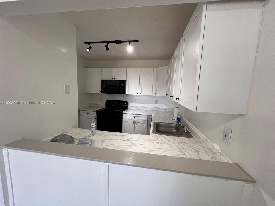 Recently Rented: $1,800 (1 beds, 1 baths, 870 Square Feet)