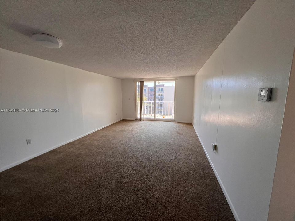 Recently Rented: $1,800 (1 beds, 1 baths, 870 Square Feet)