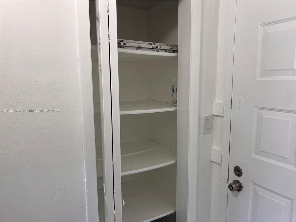 Recently Rented: $1,800 (1 beds, 1 baths, 870 Square Feet)