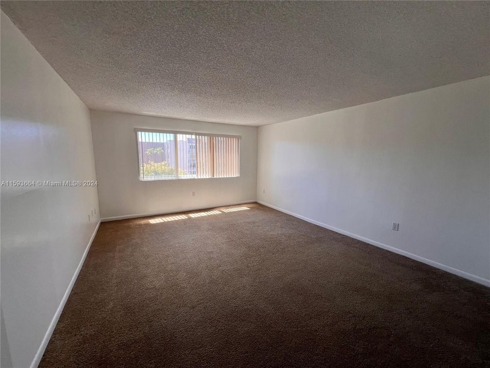 Recently Rented: $1,800 (1 beds, 1 baths, 870 Square Feet)