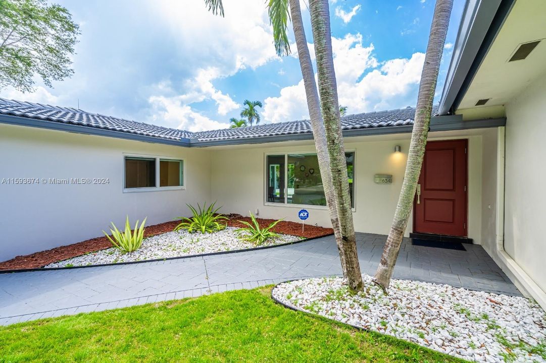 Recently Sold: $925,000 (3 beds, 2 baths, 1516 Square Feet)