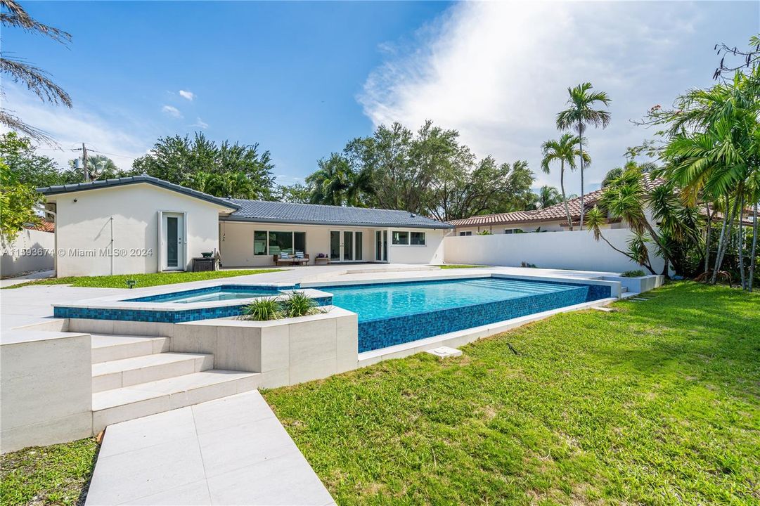 Recently Sold: $925,000 (3 beds, 2 baths, 1516 Square Feet)