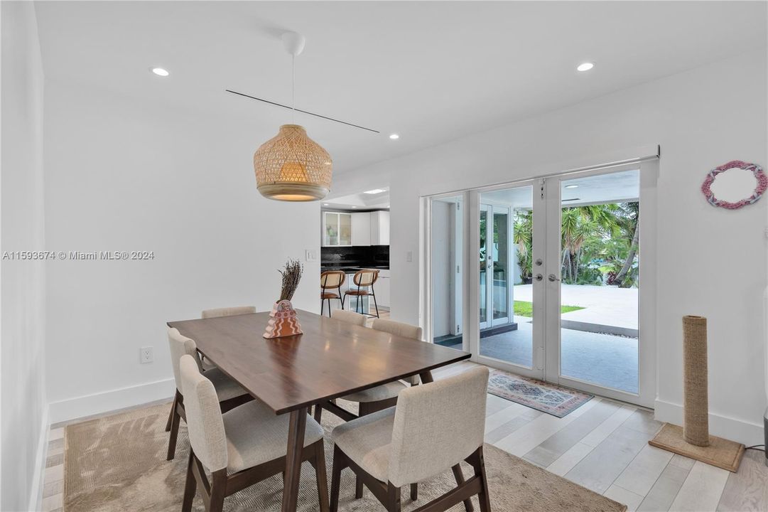 Recently Sold: $925,000 (3 beds, 2 baths, 1516 Square Feet)