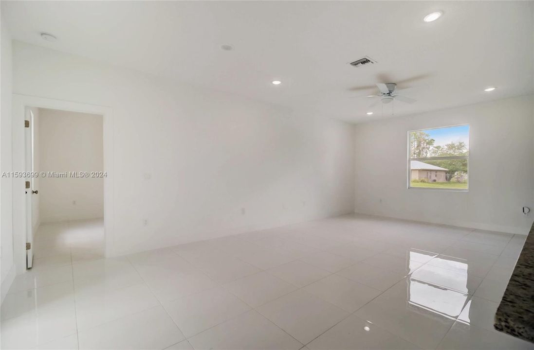 Activo con contrato: $334,999 (3 camas, 2 baños, 1406 Pies cuadrados)