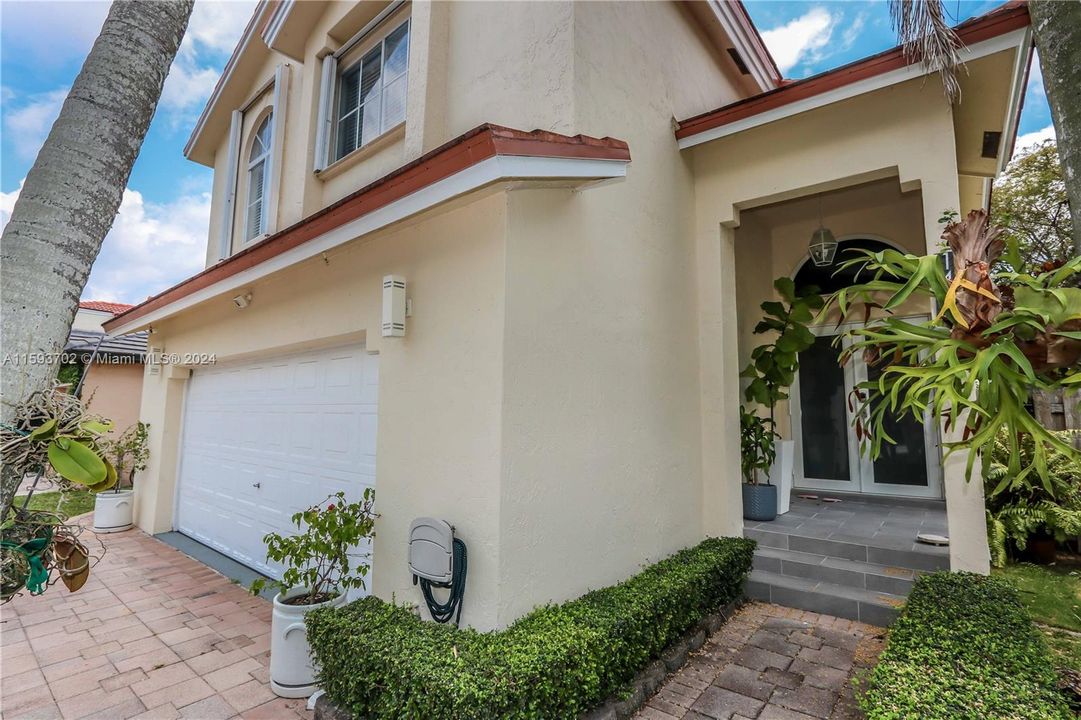 Active With Contract: $3,800 (4 beds, 2 baths, 2082 Square Feet)