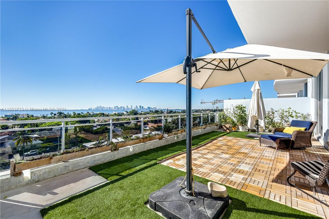 Oversized Terrace looking over the Bay and Miami Downtown
