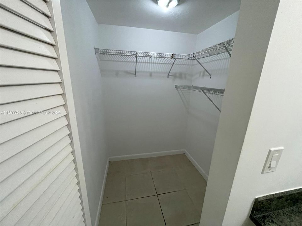 Active With Contract: $1,450 (1 beds, 1 baths, 54006 Square Feet)