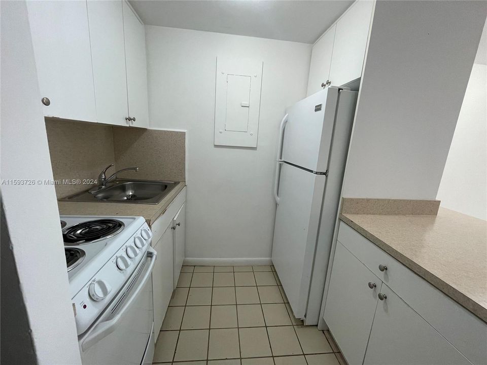 Active With Contract: $1,450 (1 beds, 1 baths, 54006 Square Feet)