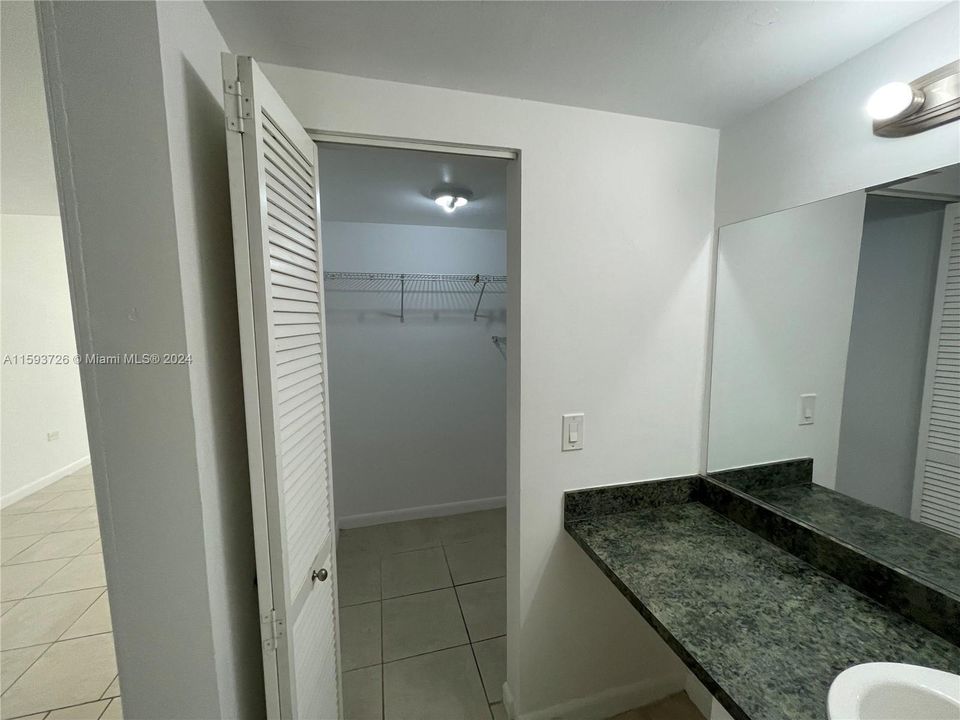 Active With Contract: $1,450 (1 beds, 1 baths, 54006 Square Feet)