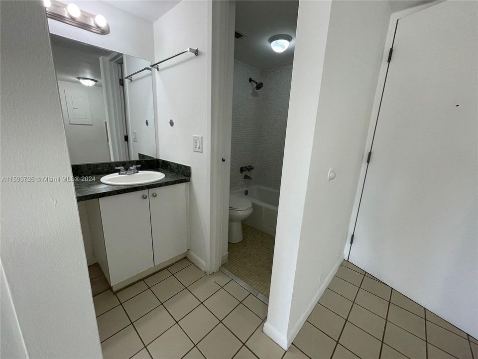 Active With Contract: $1,450 (1 beds, 1 baths, 54006 Square Feet)